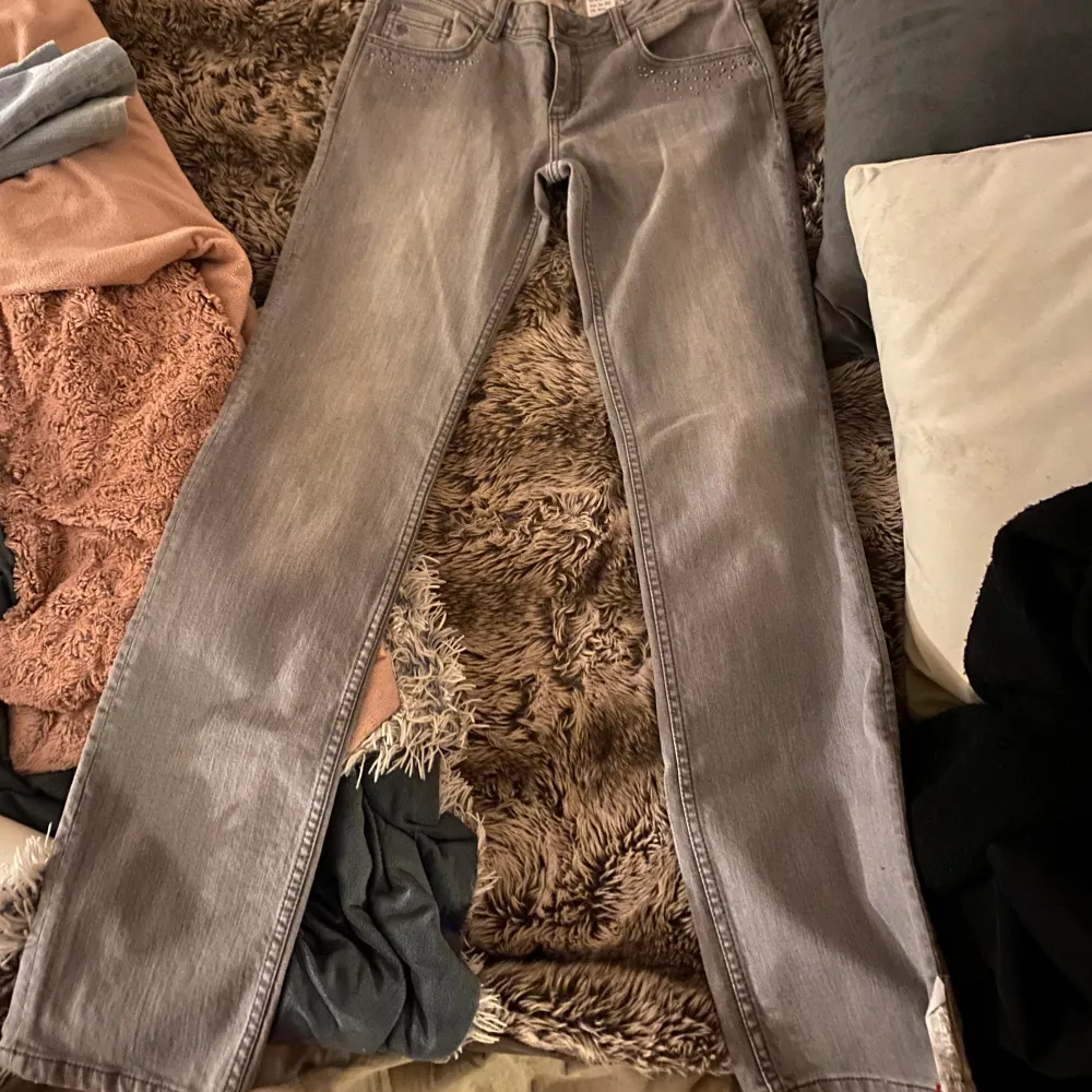 världens finaste gråa jeans med superfina detaljer, säljer därför att de var för små. vill sälja snabbt så kom med bud!!!! 🌟🌟💕 kan skicka bättre bilder. Jeans & Byxor.