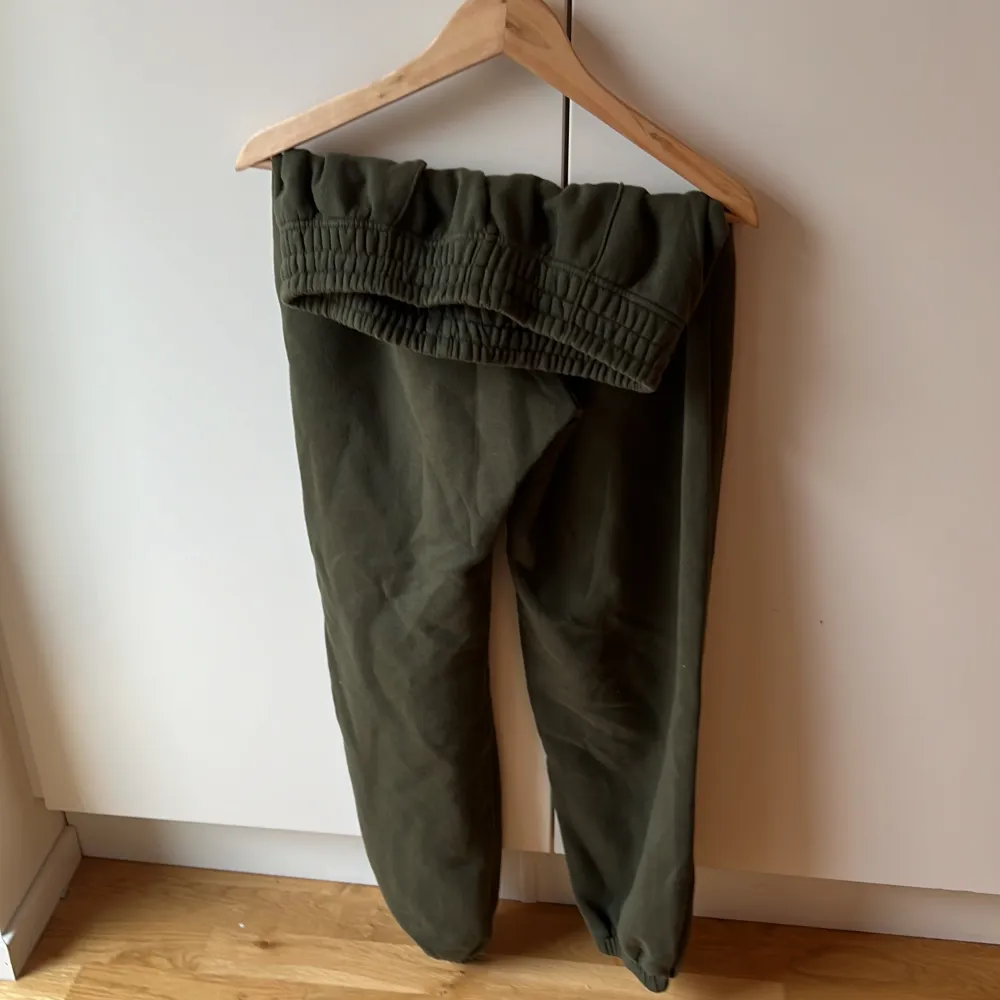 Oversized nike mjukis i military green. Unisex modell! Sparsamt använda😍  [ OBS, köper du fler varor bjuder jag på frakten 🤌🏻 ]. Jeans & Byxor.