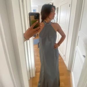 Långklänning  - En lång klänning med superfin öppen rygg från NA-KD. Perfekt nu inför bal ock sommar!