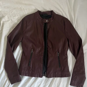 Vinröd Läder jacka - Jättesöt fejk läderjacka. Fint skick 