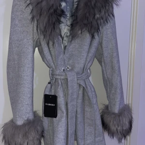 Kappa med päls - Så skön kappa med päls, helt ny och (oanvänd), vill sälja den för den är stor för mig, Priset går att diskuteras, hör av dig vid intresse eller flera bilder.