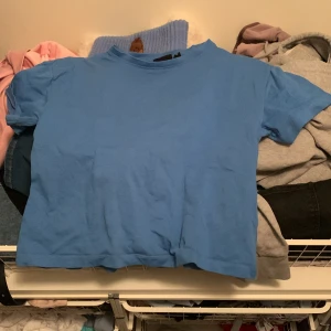 Blå t-shirt - Mellan blå t-shirt. Magtröja 