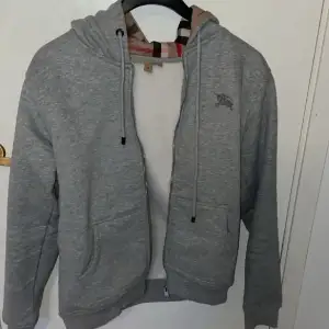Säljer nu min Burberry zip hoodie för den kommer inte till anändning lika mycket Tröjan är i storlek S men passar även M. Skick 9/10 inga hål eller fläckar. 