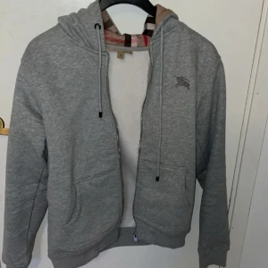 Burberry zip - Säljer nu min Burberry zip hoodie för den kommer inte till anändning lika mycket Tröjan är i storlek S men passar även M. Skick 9/10 inga hål eller fläckar. 