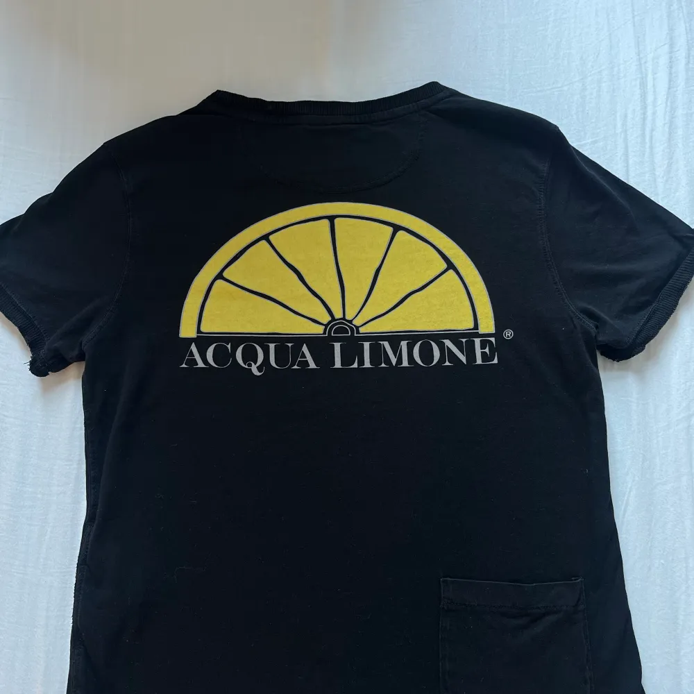 Säljer denna T-shirt från Acqua Limone i storlek S på grund av att jag inte använt den. Skick 7/10 . T-shirts.