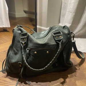 Mörkgrön stor väska i läder - Mycket bra skick! Äkta läder i en mörkgrön skimrande färg🤗