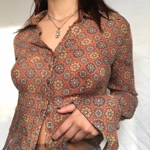 Cool blus - Unik lite genomskinlig blus