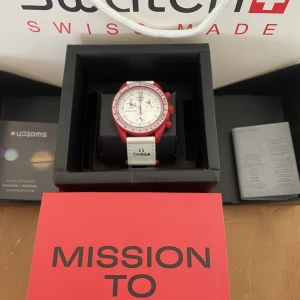Omega x swatch Mars  - Säljer en Ny Omega x Swatch Mars Klocka |Onesize| ny pris 4999kr| Fraktar spårbarhetsutredningen via PostNord, på köparens bekostnad | prioriterar snabba äffärer| hör av dig vid frågor!