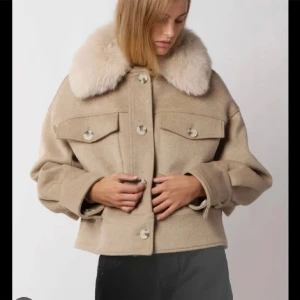 Meotine jacka  - Beige meotine jacka, storlek S/M, knappt använd💗 skriv för egna bilder 