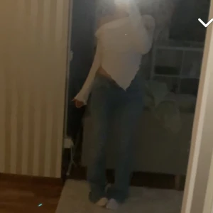 Vit topp - Säljer min tröja köpt från shein, använt endast en gång. Säljer för att det inte är min stil längre💕