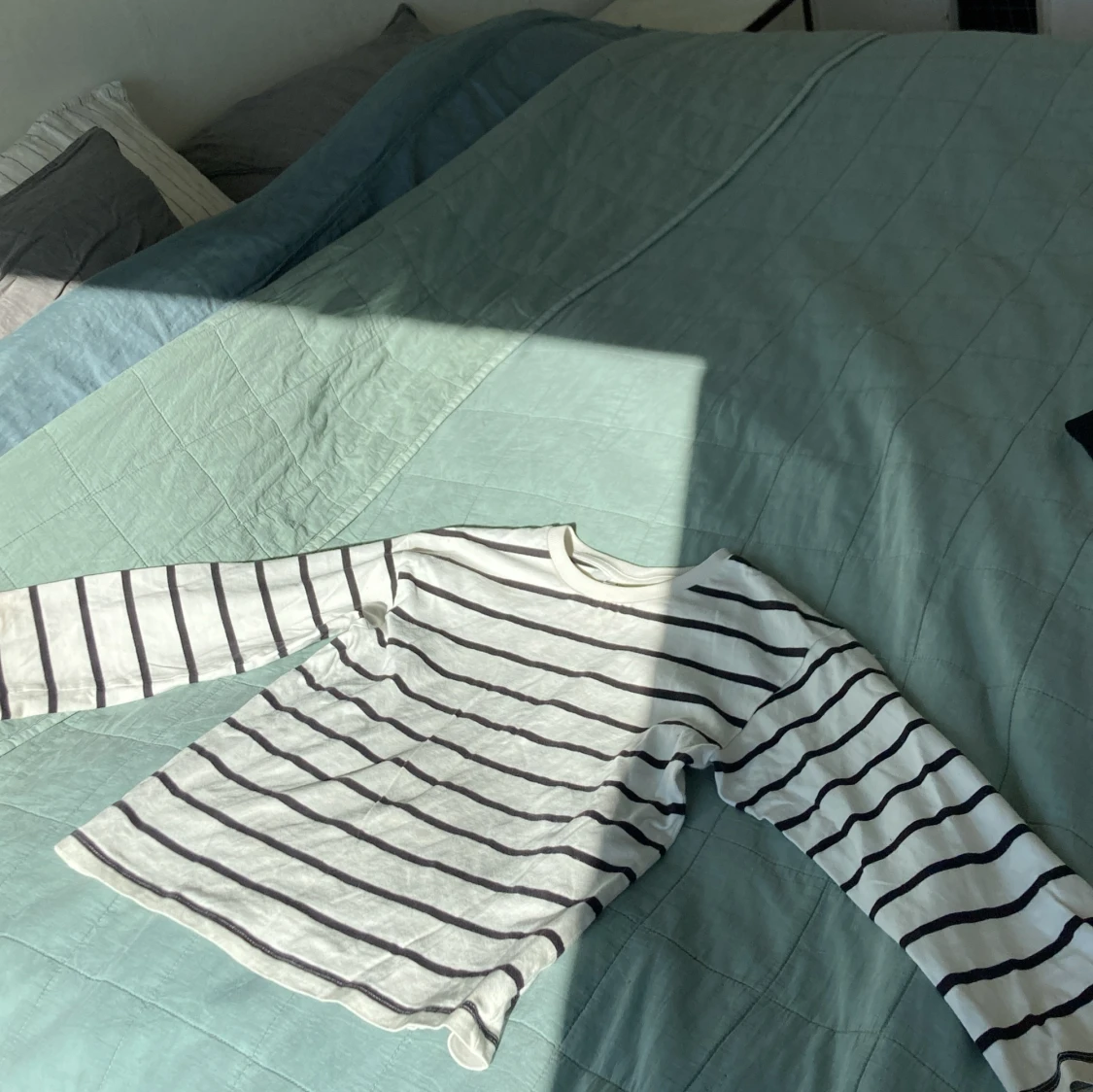 đ€đ€randig vit och svart lĂ„ngĂ€rmad tröjađ€đ€