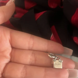 Pandora - Säljer min jättefina pandora häng berlock i silver. Helt nytt skick. Original pris 549 säljer för 300🎀