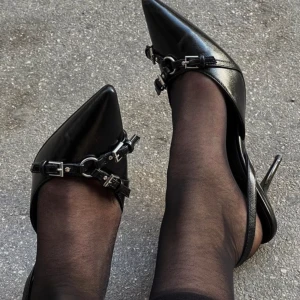 Metalldetaljerade klackar - Supersnygga helt nya klackar från NA-KD i storlek 39. Justerbart ankelremsfäste. Klackhöjd 9,5 cm. ☺️