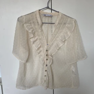 Genomskinlig vit blus - En genomskinlig vit blus från zara! Jättefin och söt, passar perfekt till studenten och sommaren💗 i storlek s