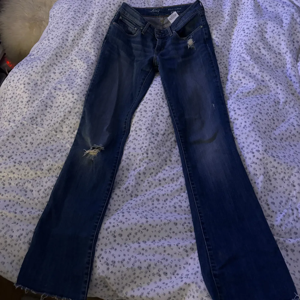 Köpt från Sellpy, lågmidjade, passar bra till mig som är 160 men funkar även för längre💕från Levis, w27. Farkut & Housut.