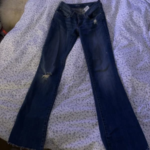 Bootcut lågmidjade jeans - Köpt från Sellpy, lågmidjade, passar bra till mig som är 160 men funkar även för längre💕från Levis, w27