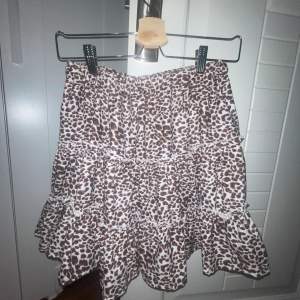 Super fin leopardmönstrad kjol som knappt är använd, alltså i ett mycket bra skick! Den är köpt för några somrar sedan så vet ej vart den kommer ifrån då jag tyvärr tagit bort lappen! (Inte genomskinlig)  Skriv privat för fler bilder å funderingar! 