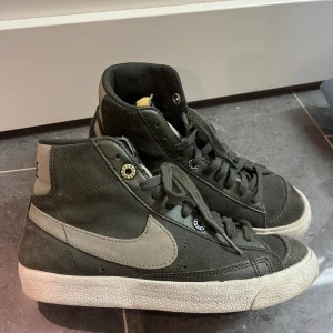 Nike skor - Säljer mina Nike skor som knappt används. Skorna är i mycket bra skick och as balla!⭐️