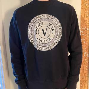 Riktigt fet Versace tröja i storlek L men som också funkar i storlek M. Tröjan är köpt för 2000 kr och knappt använd. Priset kan diskuteras vid snabb affär.