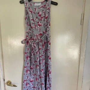 Lång finare klänning  - En lång sommarklänning. Använd fåtal gånger. Pris går att diskutera och skriv vid frågor.