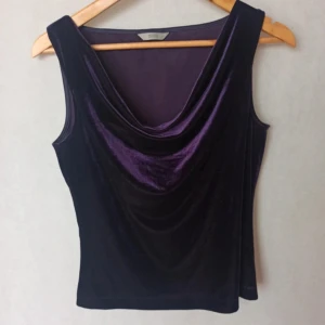 Sammet topp - Jätte fin lila topp i sammetliknande tyg och båtringning