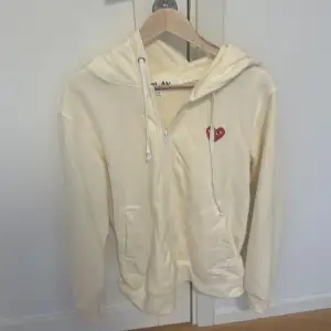 Säljer cdg play zip hoodie, köpt på plick men satt stort på mig är 172 och den satt stort.  Uppskattar att den sitter bra runt 178-185 fint skick 