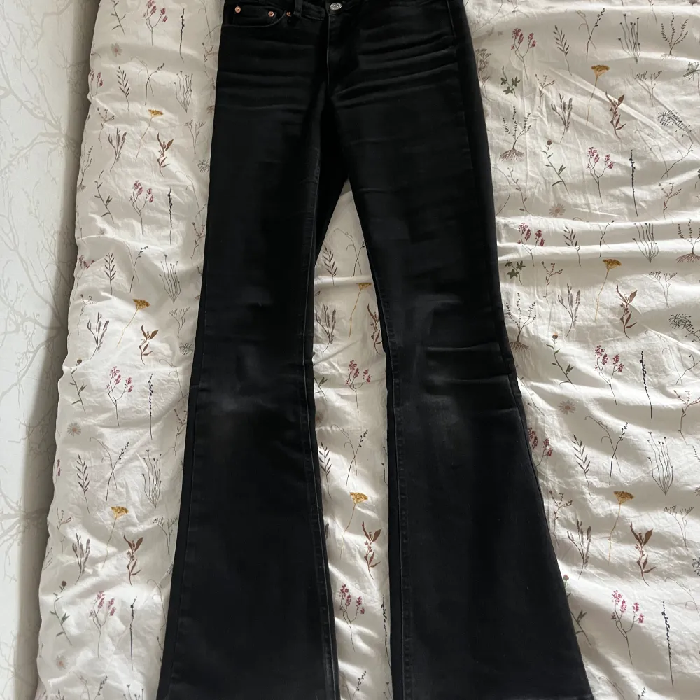 Säljer dessa svarta bootcut jeans ifrån Gina tricot i storlek 32 i bra skick pågrund av att de är för små i midjan💗 skriv för fler bilder eller frågor🫶🏼(ordinarie pris 500kr). Jeans & Byxor.