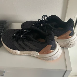 Sneakers Primegreen Adidas - Ett oar använda skor i ett bra skick. Inga skador. Pris kan diskuteras! Kontakta för fler frågor :)