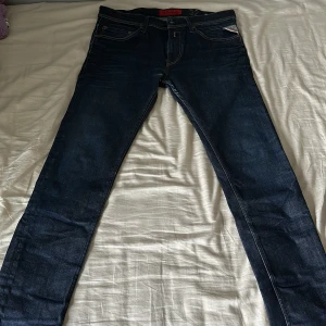 Replay jeans  - Säljer ett par replay jeans i modellen jondrill, liknar anbass. Bra skick men har en lagning på insidan men inget som märks utifrån. Hör av er vid frågor eller funderingar.😁