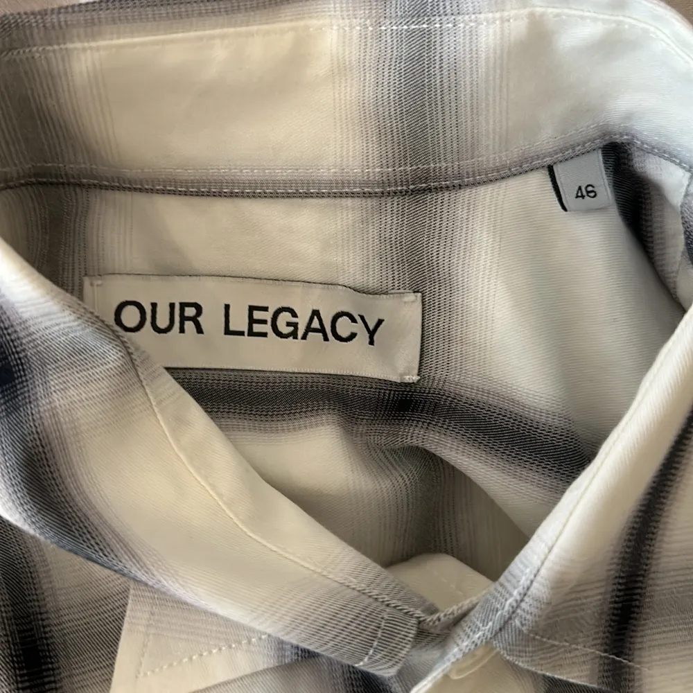 Oanvänd skjorta från our legacy, storlek 46 med oversized passform , nypris 2800kr, pris kan diskuteras vid snabb affär.. Skjortor.