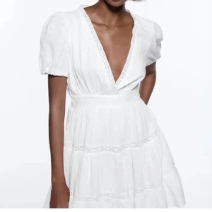 Zara klänning - Jättefin klänning från Zara i storlek S, säljer då den aldrig används☺️