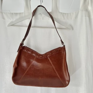 Brun handväska - Vintage brun rymlig handväska från Marconi. Bredd: 31 cm. Höjd: ca 21 cm. Djup: ca 8 cm. Inga defekter 💕