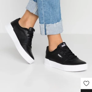 Puma Carina sneakers  - Säljer dessa jättefina och bekväma snedskars från märket puma. Säljer pga att dem inte kommer till någon användning. Skorna är använda och söndriga vid hälsenan. Köpta från Zalando för 795kr, säljer för 250, Strl 37,5