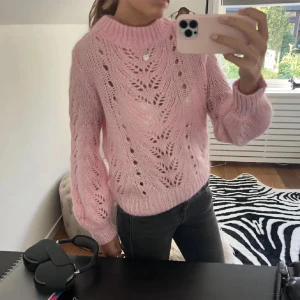 Stickad tröja  - Rosa stickad tröja nästan aldrig använd 
