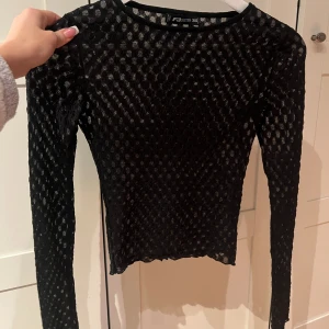 Topp seethrough - Super fin topp som sitter så fint på! Man ser igenom den, passar till fest🦋