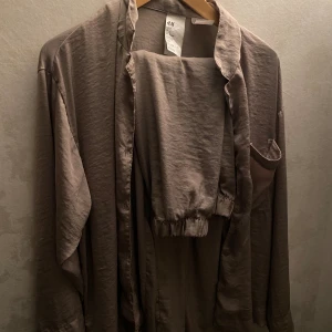 Pyjamas  - Säjer gammal pyjamas då den är för stor. (Ärvd)