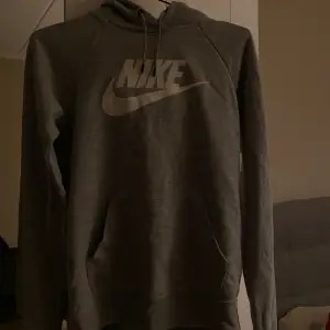 Säljer denna sportiga grå dam Nike hoodie från JD Sports endast använd ett fåtal gånger i storlek xs. Köpte den för 699kr men säljer den för 549kr 