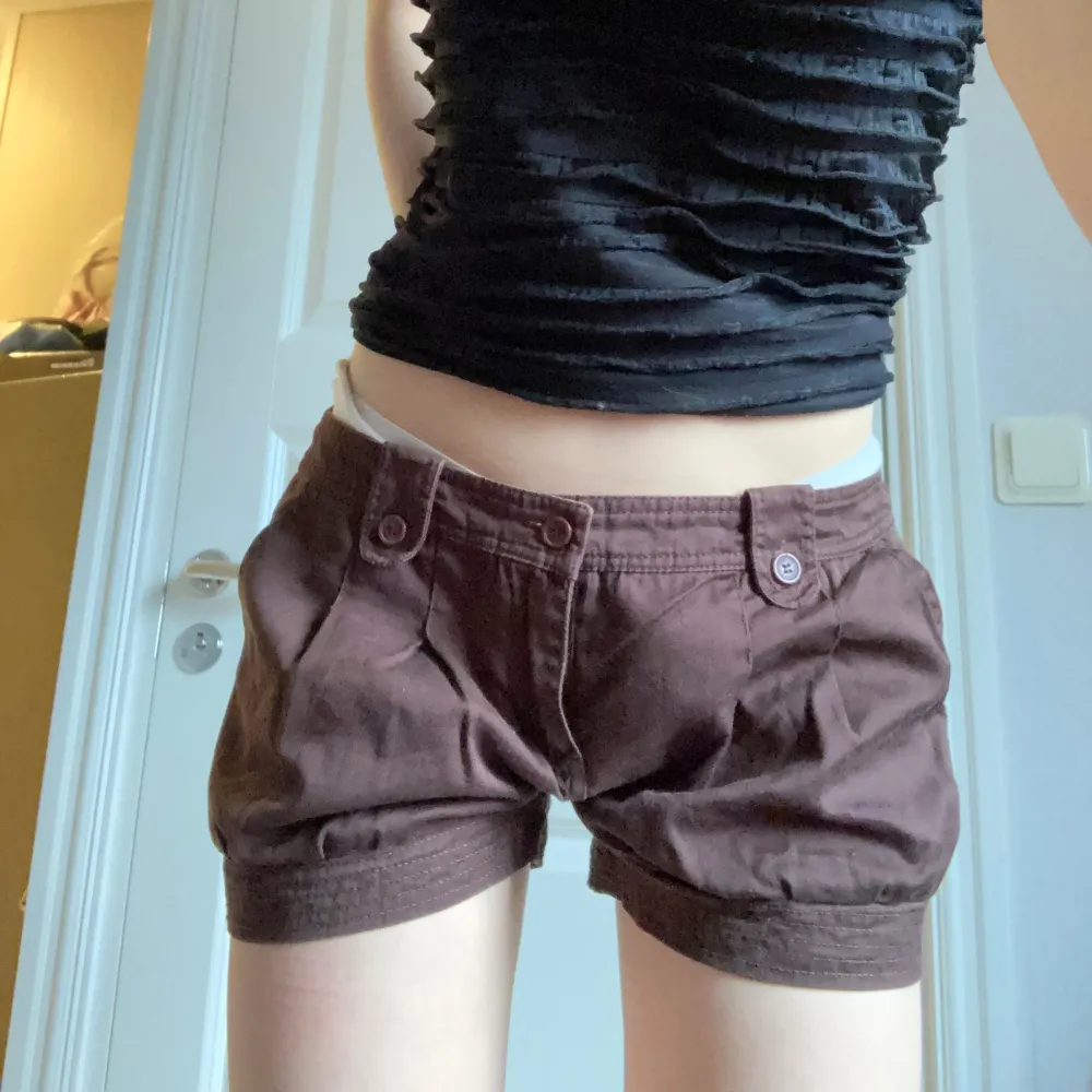  Super snygga bruna lågmidjade märkes shorts🫶🏼 Fina detaljer och coola fickor 🫶🏼. Shorts.
