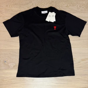 Ami Paris T-shirt - Ami De Coeur T-shirt i 10/10 skick. Helt oanvänd i storlek M. Ny pris 1700