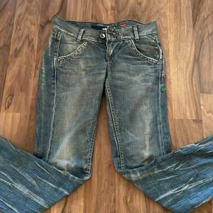 Fina extrema låga jeans. Jag är 167 så passar nog också de som är 168-169. De sitter bra men säljer för att de blivit för små och för tajta❤️ Använt bara några ggr typ 1-4❤️❤️Orginalpris 700kr❤️