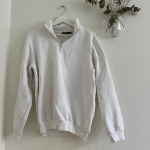 Vit zip tröja  - Vit zip tröja köpt på Zalando (herravdelningen) storke S men skulle säga att den är lite oversize då det är en herrmodell, i använt skick med fortfarande väldigt fin!