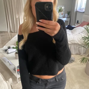 Off shoulder tröja - Säljer min superfina off shoulder tröja från monki. Den är aldrig använd och i helt nyskick💗💗