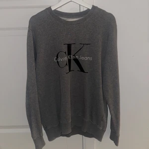 Calvin Klein  - Grå Calvin Klein tröja i ny skick, storlek M/ passar S också. 