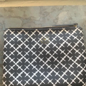 by malene birger necessär  - suuuuuuper fin by malene birger necessär. säljs då jag inte anväder den 