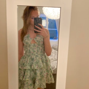 Sommarklänning - Kort klänning med volanger. Går att knyta bakom nacken men även fram som på sista bilden. Använd bara en gång så i bra skick!