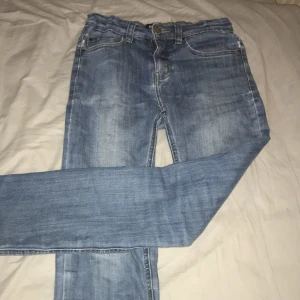 Jeans - Säljer dessa pga att dom är för små pris ej hugget i sten