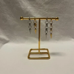 Örhängen  - Super fina örhängen! Finns i silver och guld.  Köp för 119kr/st Eller 209kr/paret. Modell 139 Smyckes ställningen finns även att köpa för 299kr!