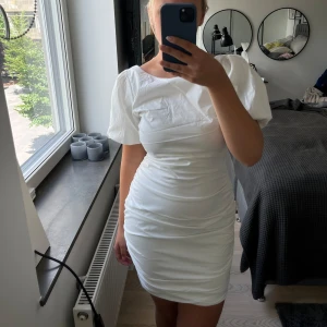 Vit sommarklänning - Säljer denna jättefina klänningen från Nelly, aldrig använt!💗💗