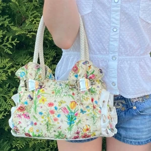 Väska -  Sommaren dröm väska!!Den finaste blommiga vintage väskan som är så perfekt nu till sommaren! Äkta läder! Blommor och fjärilinsekt mönster samt unika silver detaljer🌸 Formen på väska är verkligen jättesöt🌸 Bra med utrymme! Nyttskick! 600kr eller bud!