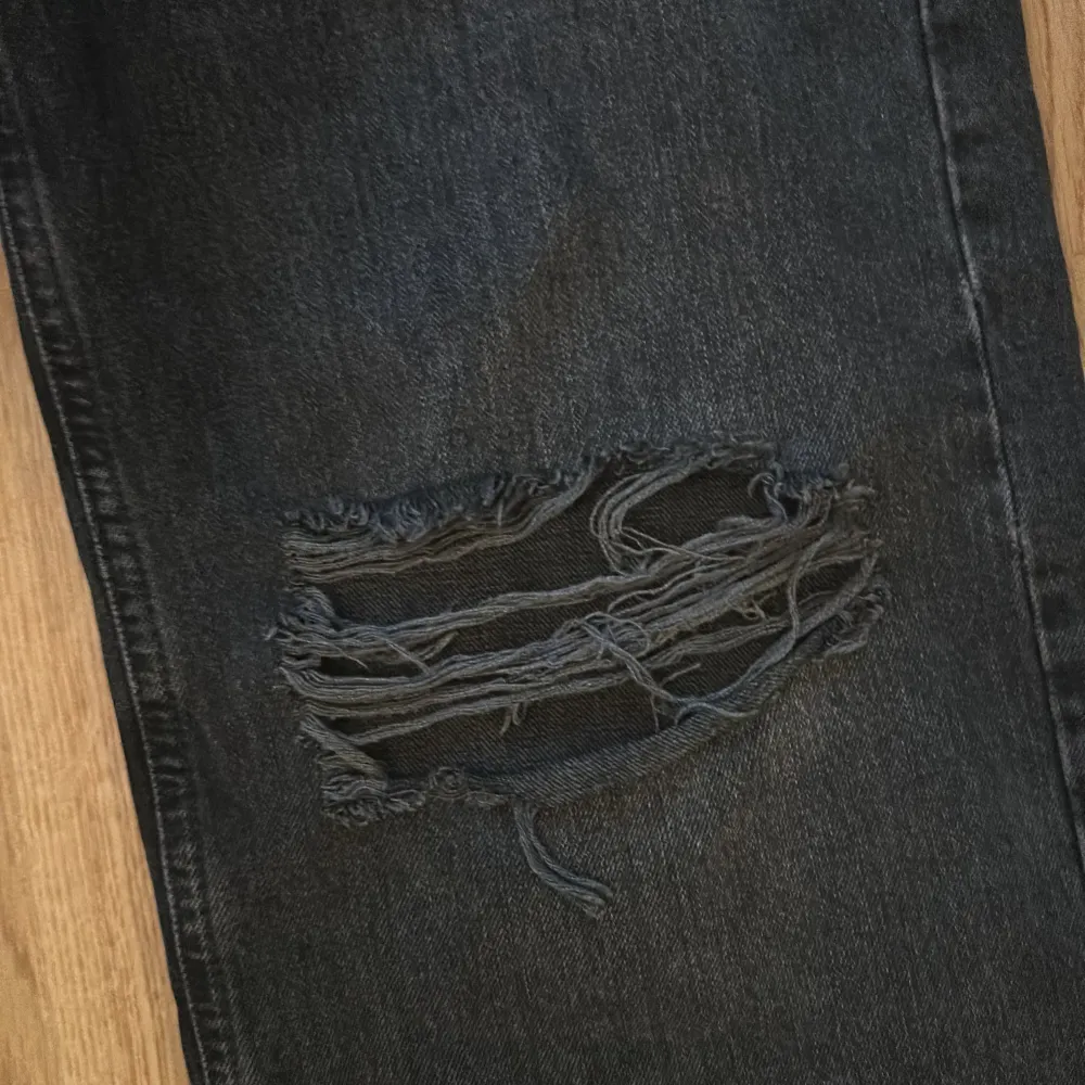 Säljer mina fina jeans från Gina Tricot som har blivit alldeles för stora. Bra skick. Jeans & Byxor.